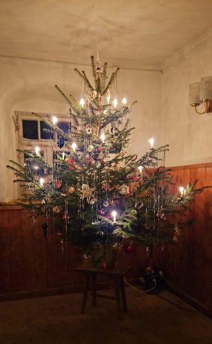 25 12 stube weihnachtsbaum